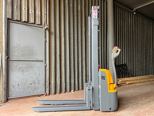 Электрический штабелер XILIN CDD15R-EN на складе в Хабаровске