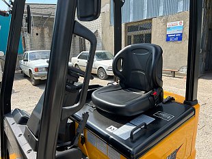 Электрический вилочный погрузчик UN FBT16 на складе в Хабаровске