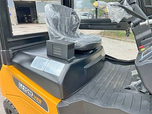 Электрический вилочный погрузчик UN FB25 на складе в Хабаровске