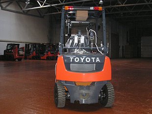 Новый погрузчик Toyota 32-8FG20FV3000 на складе в Хабаровске