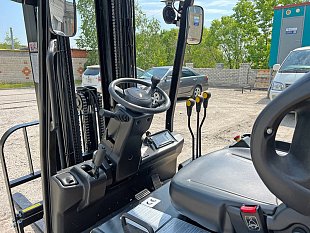 Электрический вилочный погрузчик UN FBT16 на складе в Хабаровске