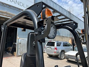 Электрический вилочный погрузчик UN FBT16 на складе в Хабаровске