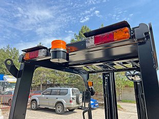 Электрический вилочный погрузчик UN FBT16 на складе в Хабаровске