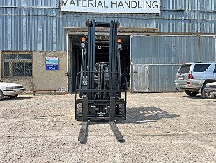 Электрический вилочный погрузчик UN FBT16 на складе в Хабаровске