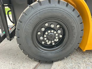 Электрический вилочный погрузчик UN FB25 на складе в Хабаровске