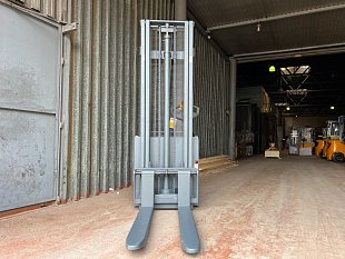 Электрический штабелер XILIN CDD15R-EN на складе в Хабаровске