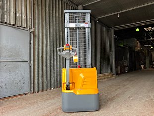 Электрический штабелер XILIN CDD15R-EN на складе в Хабаровске