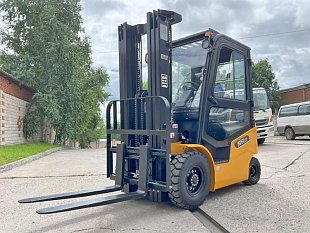 Электрический вилочный погрузчик UN FB25 на складе в Хабаровске