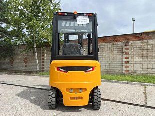 Электрический вилочный погрузчик UN FB25 на складе в Хабаровске