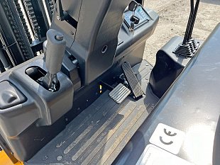 Электрический вилочный погрузчик UN FBT16 на складе в Хабаровске