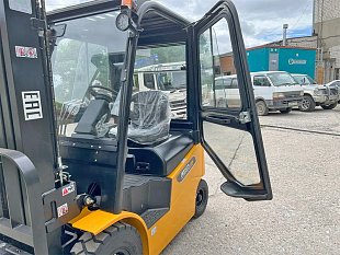 Электрический вилочный погрузчик UN FB25 на складе в Хабаровске