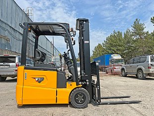 Электрический вилочный погрузчик UN FBT16 на складе в Хабаровске