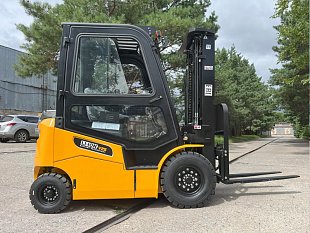 Электрический вилочный погрузчик UN FB25 на складе в Хабаровске