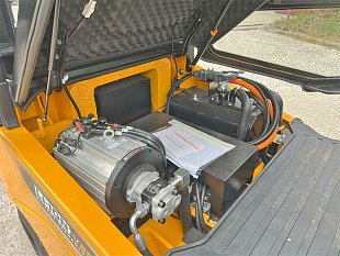 Электрический вилочный погрузчик UN FB25 на складе в Хабаровске