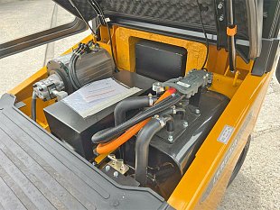 Электрический вилочный погрузчик UN FB25 на складе в Хабаровске