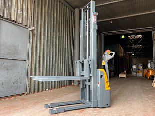 Электрический штабелер XILIN CDD15R-EN на складе в Хабаровске