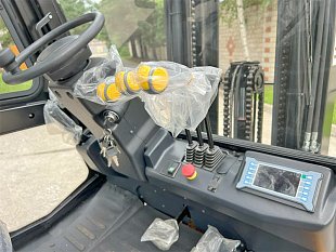 Электрический вилочный погрузчик UN FB25 на складе в Хабаровске