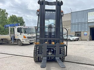 Электрический вилочный погрузчик UN FB25 на складе в Хабаровске