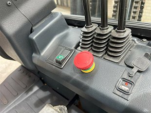 Электрический вилочный погрузчик UN FB25 на складе в Хабаровске