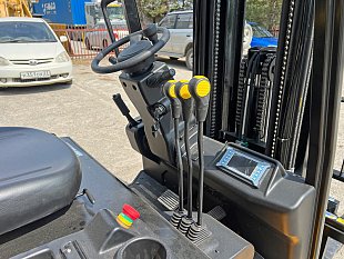 Электрический вилочный погрузчик UN FBT16 на складе в Хабаровске